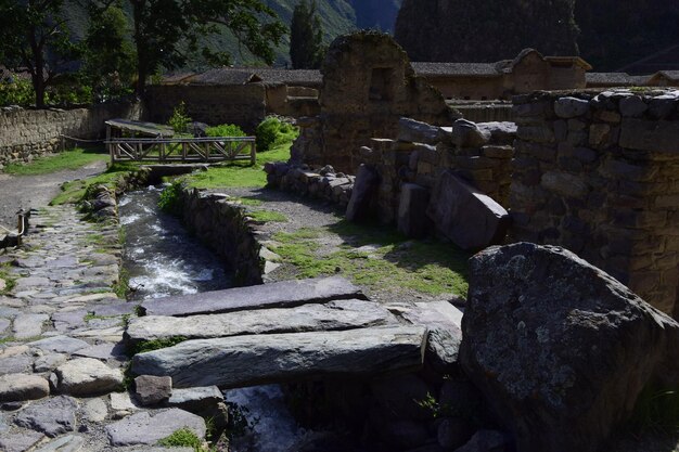 Antigua fuente de agua en las ruinas incas de Ollantaytambo Perú Edificio antiguo en el Valle Sagrado de los Andes peruanos