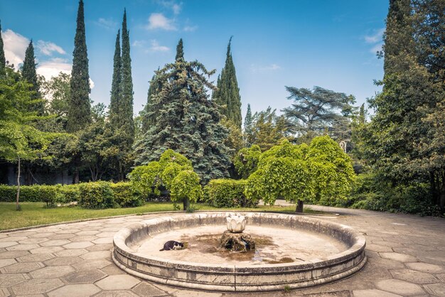 Antigua fuente en el hermoso jardín del Palacio de Livadia en Crimea