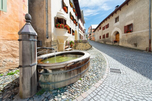 Antigua fuente en el pueblo alpino suizo de Guarda en el Engadi