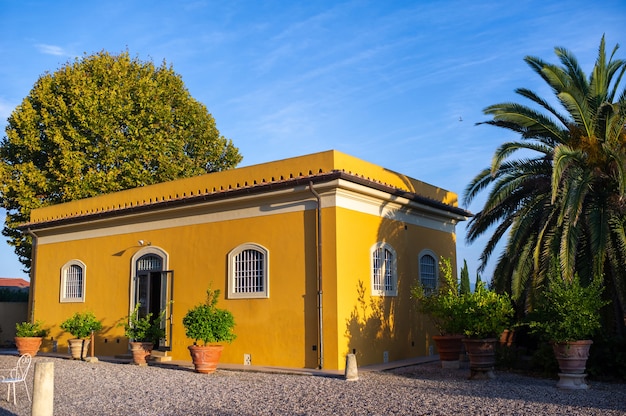 Foto antigua gran villa amarilla en la región de toscana
