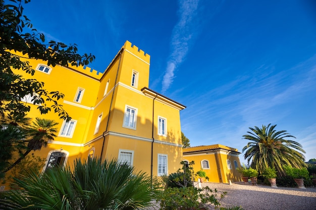 Antigua gran villa amarilla en la región de Toscana