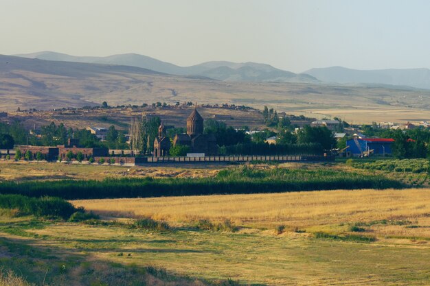 Antigua iglesia armenia en la naturaleza