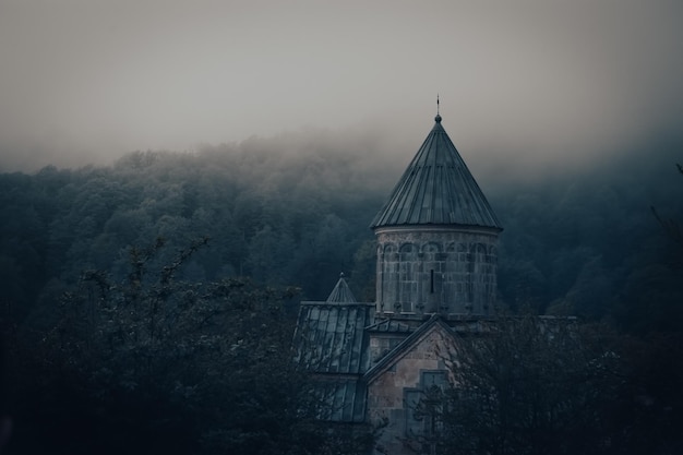 Antigua iglesia armenia en la naturaleza