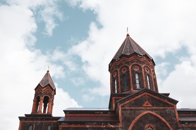 Antigua iglesia armenia en la naturaleza