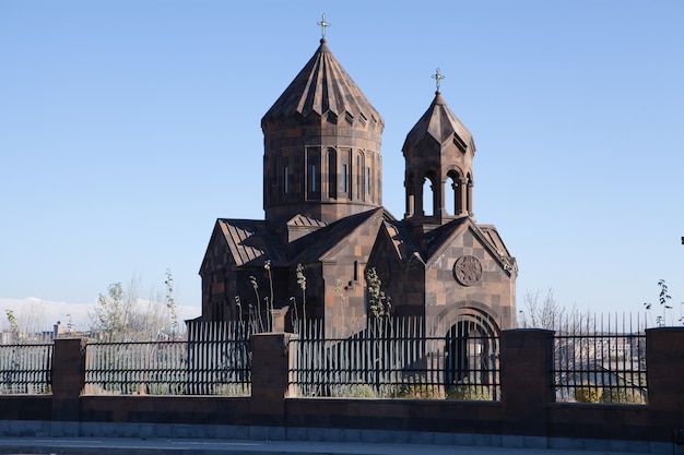 Foto antigua iglesia armenia en la naturaleza