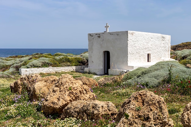 Antigua iglesia blanca cerca del mar Skyros Northern Sporades Grecia