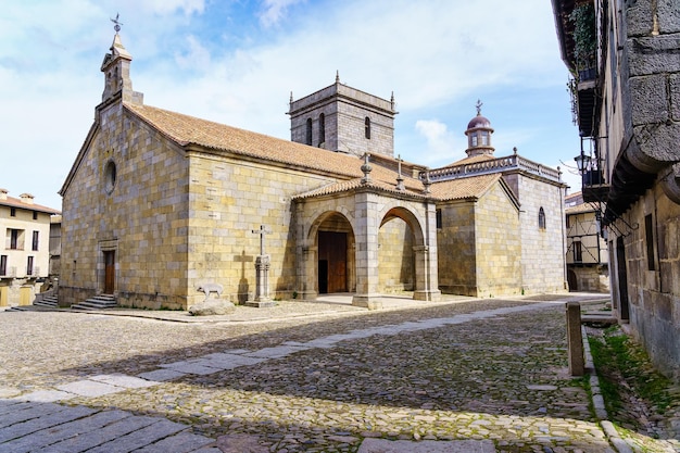 Antigua iglesia con campanario en la ciudad medieval de La Alberca Salamanaca España