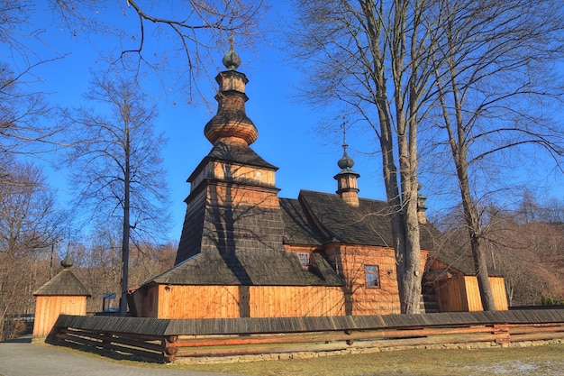 Antigua iglesia católica griega de madera de San Miguel Arcángel desde 1819 en Ropica Gorna Polonia