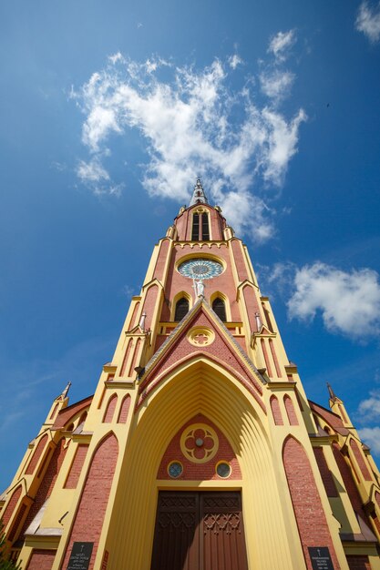 Foto antigua iglesia católica en herviaty, bielorrusia