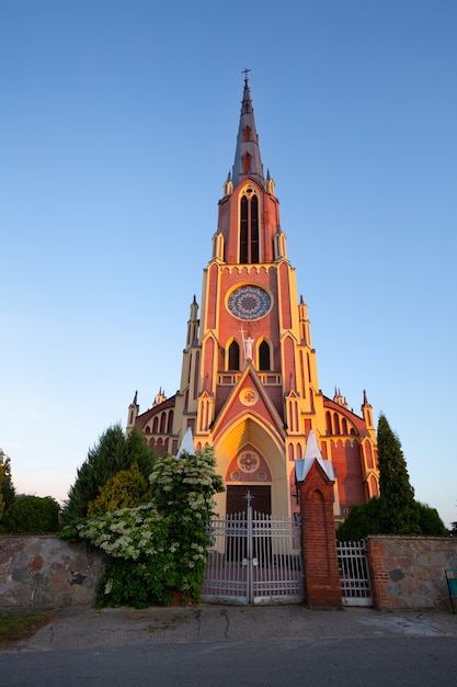 Foto antigua iglesia católica en hierviaty, bielorrusia