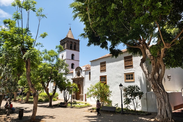 La antigua iglesia de la ciudad de Icod de Los Vinos en la isla de Tenerife