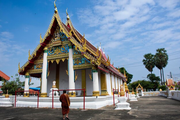 Antigua iglesia de construcción antigua o ruina antigua ubosot del templo de Wat Huntra para los tailandeses que viajan visitan y respetan la oración bendición mito místico santo el 6 de noviembre de 2022 en Ayutthaya Tailandia