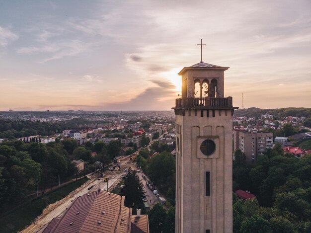 Antigua iglesia cristiana con gran torre