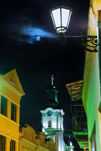 Antigua iglesia europea en noche de luna llena