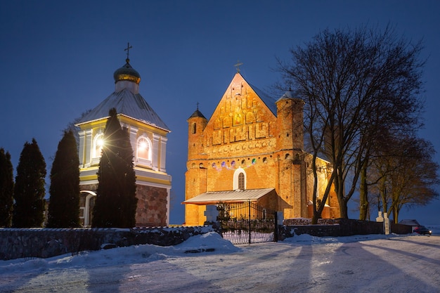Antigua iglesia fortaleza ortodoxa en Synkavichy, Bielorrusia