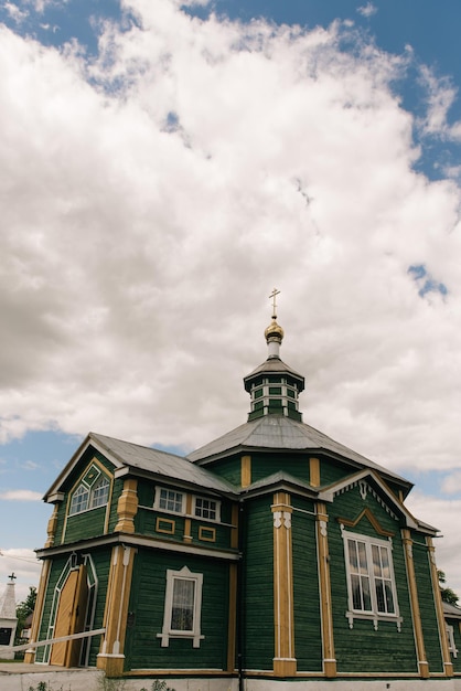 Una antigua iglesia de madera en el pueblo de Morino, región de Grodno, Bielorrusia.