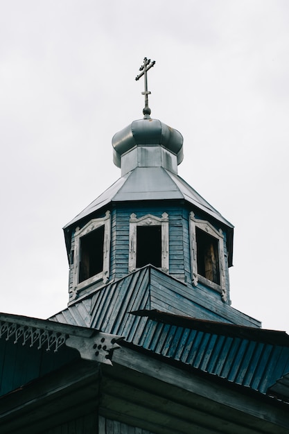 Antigua iglesia de madera rústica