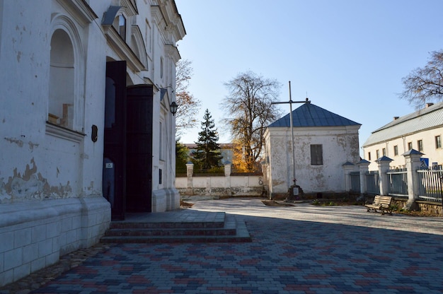Antigua iglesia ortodoxa cristiana en mal estado de piedra blanca pobre con cruces