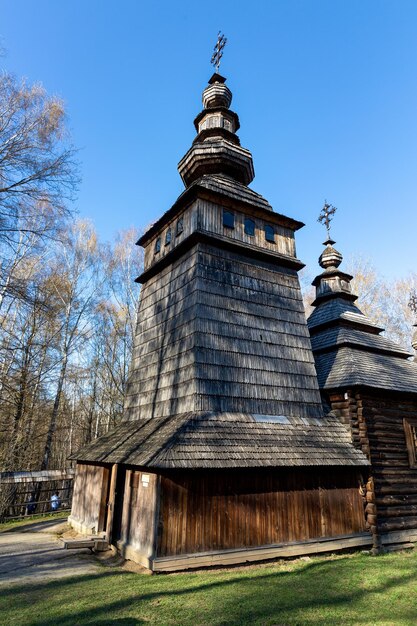 Antigua iglesia ortodoxa de madera en arquitectura popular Shevchenkivsky grove Lviv