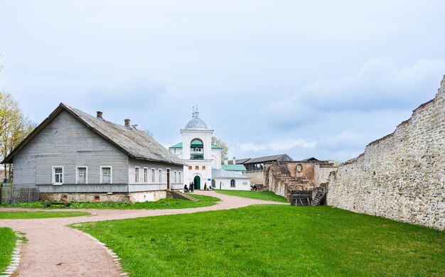 Antigua iglesia ortodoxa de San Nicolás en la fortaleza de Vogozsk región de Pskov Rusia de alta calidad