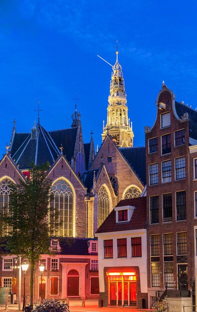 La antigua iglesia Oude Kerk en la ciudad de Ámsterdam por la noche Países Bajos