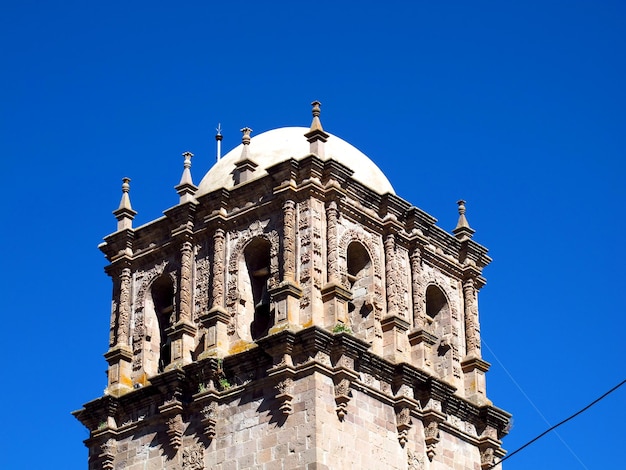 La antigua iglesia en la pequeña ciudad del Altiplano Perú América del Sur