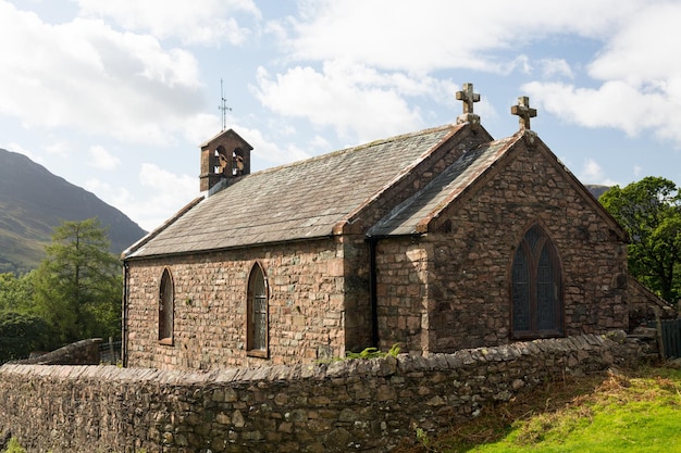 Antigua iglesia de piedra en Buttermere Village