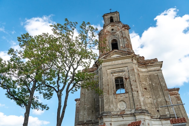 Una antigua iglesia en ruinas hecha de piedra y ladrillo Un edificio histórico de importancia religiosa Una iglesia cristiana contra el cielo Reconstrucción y reparación de edificios antiguos