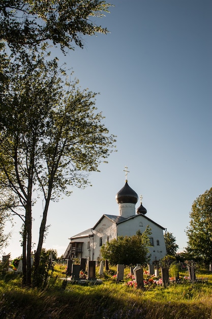 Foto antigua iglesia rusa en storojno, rusia en suumer