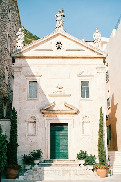 Foto antigua iglesia de san marcos el apóstol en la plaza de perast montenegro