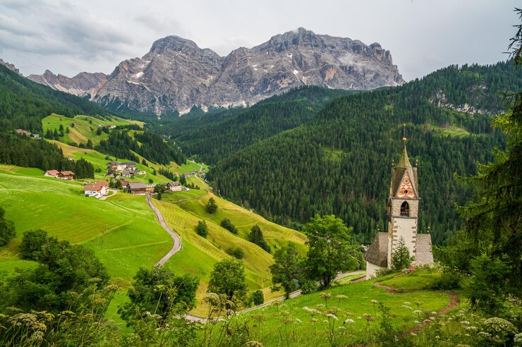 Foto la antigua iglesia de santa bárbara en un lugar pintoresco en la val, val badia, en el corazón de los dolomitas