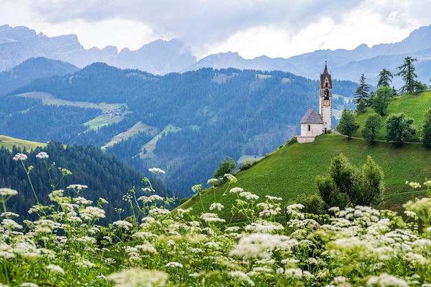 La antigua iglesia de Santa Bárbara en un lugar pintoresco en La Val, Val Badia, en el corazón de los Dolomitas