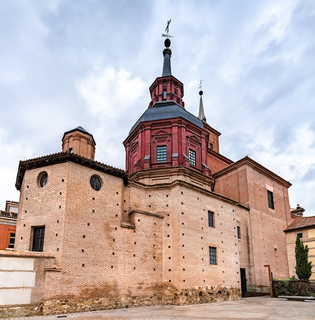 La antigua iglesia de Santa María en Alcalá de Henares, cerca de Madrid, España