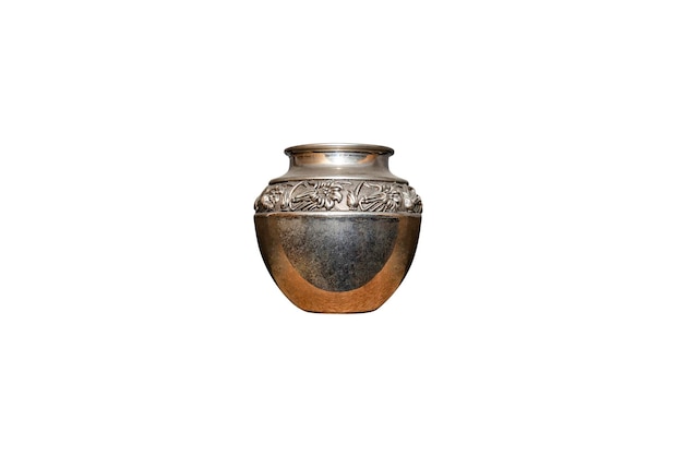Antigua jarra de acero con decoraciones en forma de flor aisladas sobre un fondo blanco