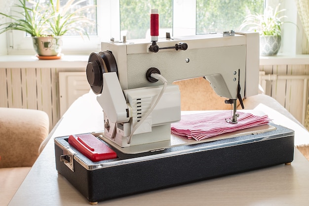 Antigua máquina de coser vintage sobre una mesa de madera