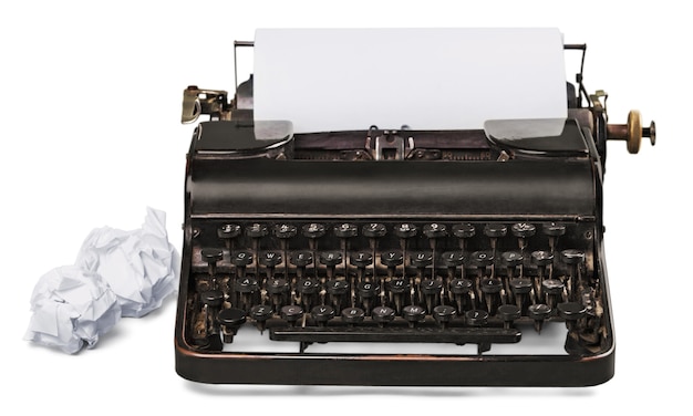 Antigua máquina de escribir con papel sobre fondo