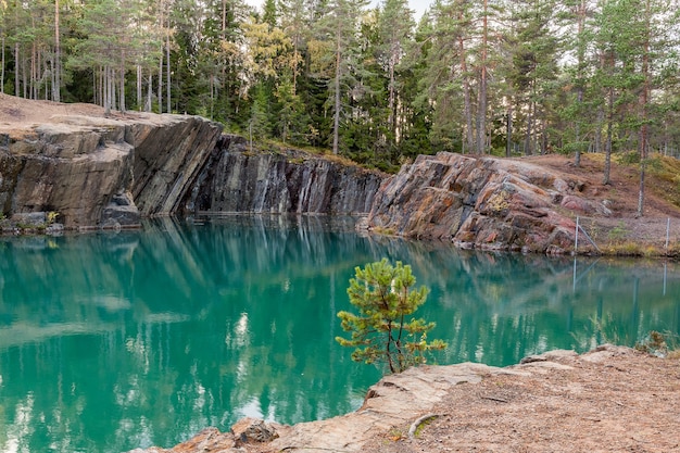 Antigua mina de plata abandonada con agua azul, esmeralda en una tarde soleada. silverberg en Suecia