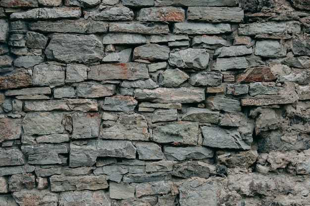 Una antigua muralla medieval de piedra, un fondo natural, una réplica del cosmos.