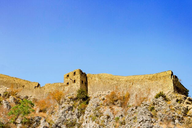 Antigua muralla en las montañas la fortaleza