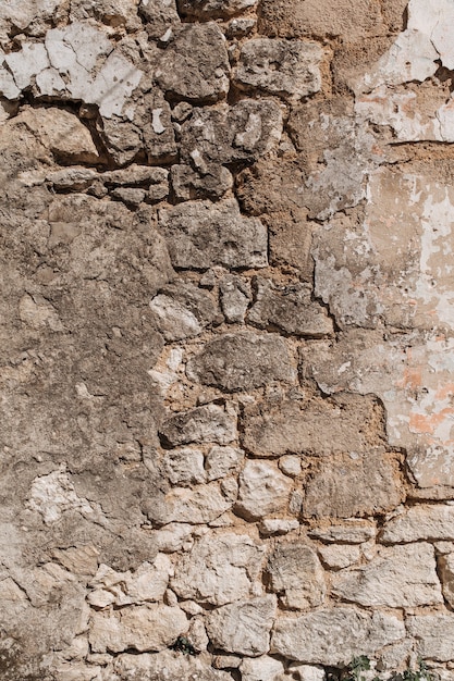 Una antigua muralla que se derrumba ladrillos con textura visible