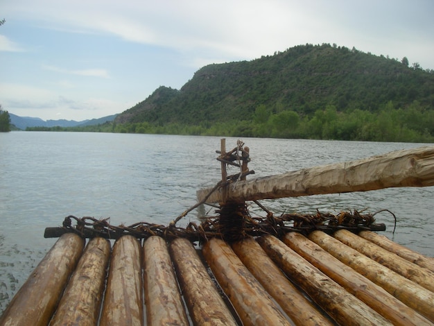 Foto antigua navata de trancos de madera, construcción para navegar con la coorriente por el río ara.