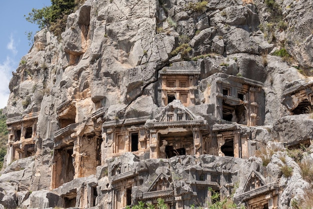 Antigua necrópolis licia con tumba tallada en rocas en Mira Demre Turquía