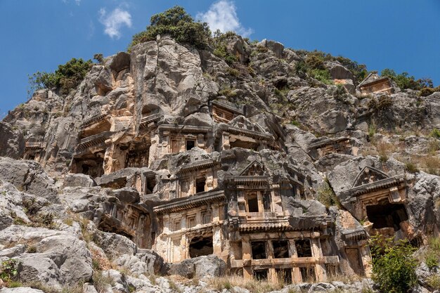 Antigua necrópolis licia con tumba tallada en rocas en Mira Demre Turquía