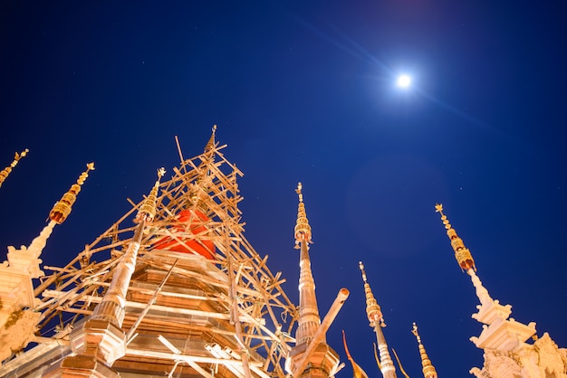 antigua pagoda budista en la luz de la luna