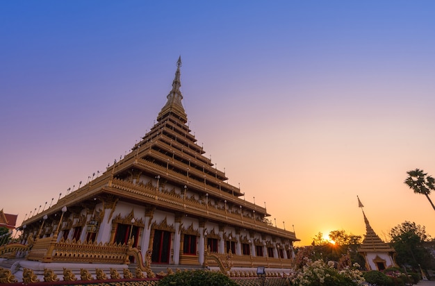 La antigua pagoda dorada de Phra Mahathat Kaen Nakhon Wat Nong Wang templo con crepúsculo atardecer cielo