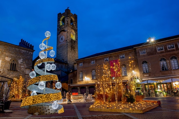 Antigua plaza iluminada para Navidad
