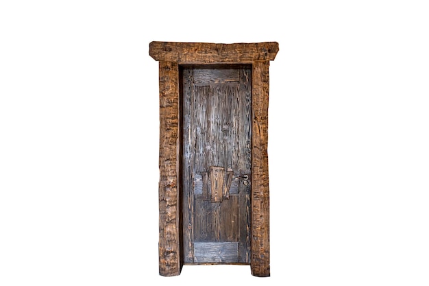 Antigua puerta áspera hecha de madera oscurecida por el tiempo antigua puerta de madera aislada sobre fondo blanco