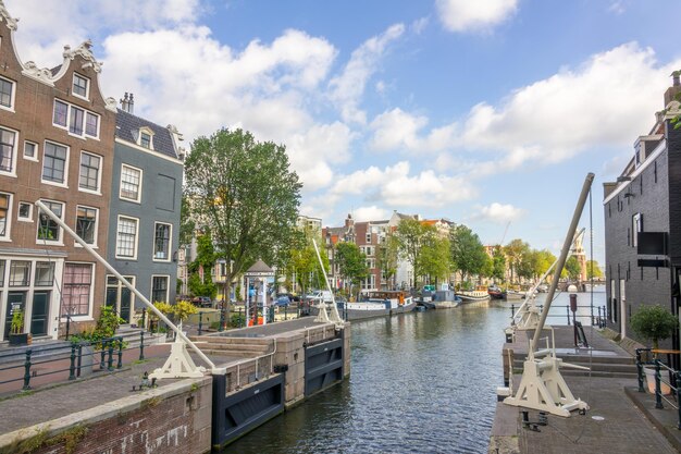 Antigua puerta del canal en amsterdam