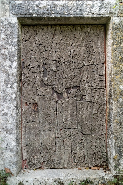 Antigua puerta cubierta con alcornoque en el Convento dos Capuchos medieval en el Parque Nacional Serra de SintraPortugal Portugal y destinos turísticos de Sintra