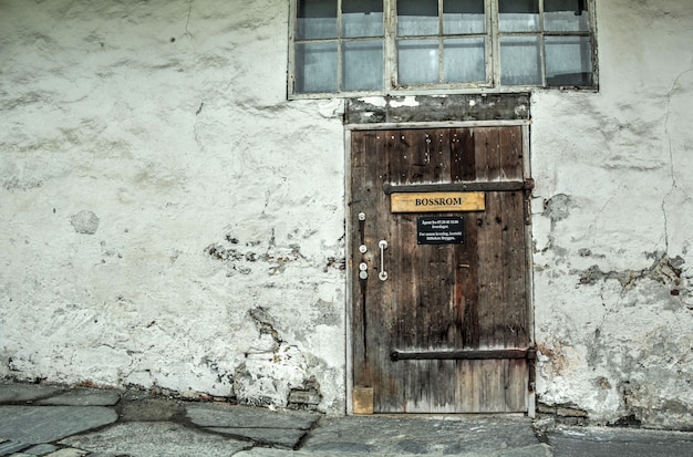antigua puerta en edificio antiguo en Noruega